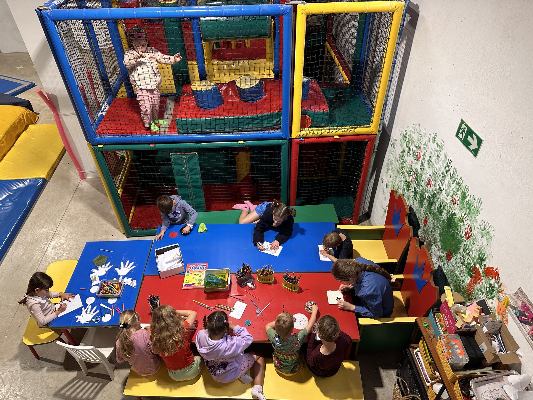 Niños haciendo manualidades en El Espacio de Máximo